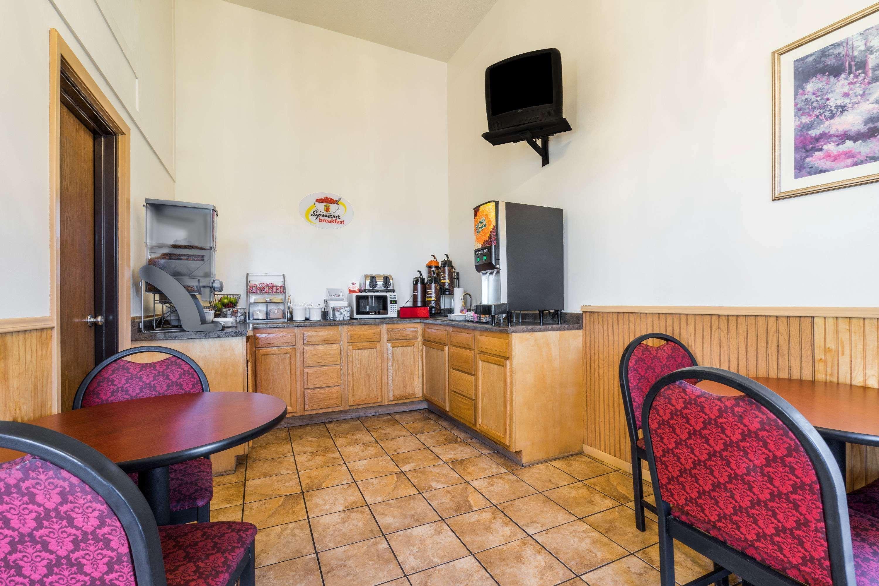 Super 8 By Wyndham Fergus Falls Екстериор снимка